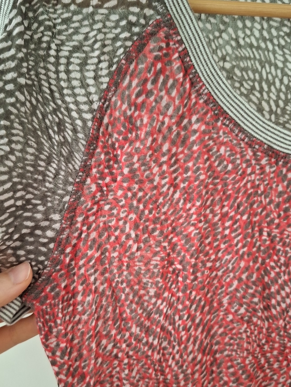 Sandwich Red & Grey Sheer Leopard Print/Polka Dot Ditsy Print Cotton T-shirt (M) - Picture 4 of 6